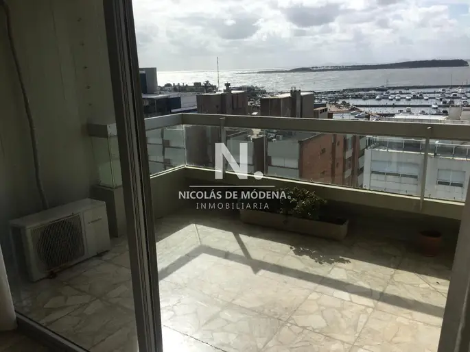 Apartamento en venta con vista al puerto