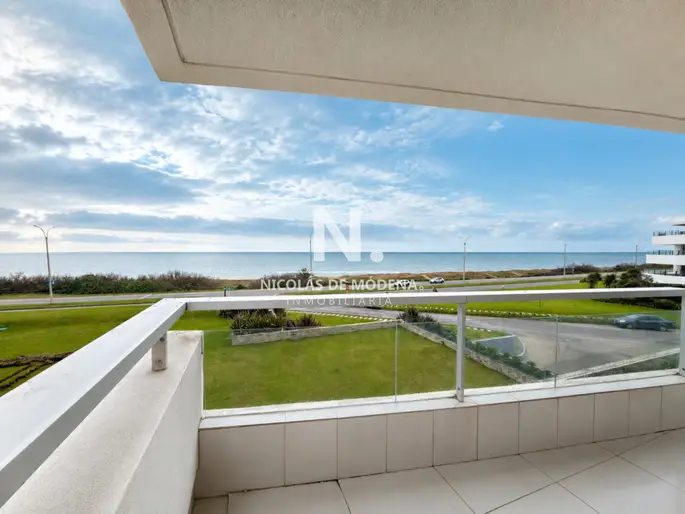 En venta comodo departamento de 3 Dormitorios en Mansa Punta del Este