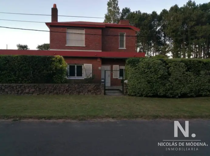 En venta casa de 4 dormitorios en Pinares Punta del Este