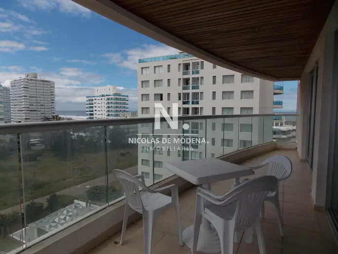 Vende apartamento a metros del mar en Brava Punta del Este de 3 dormitorios.