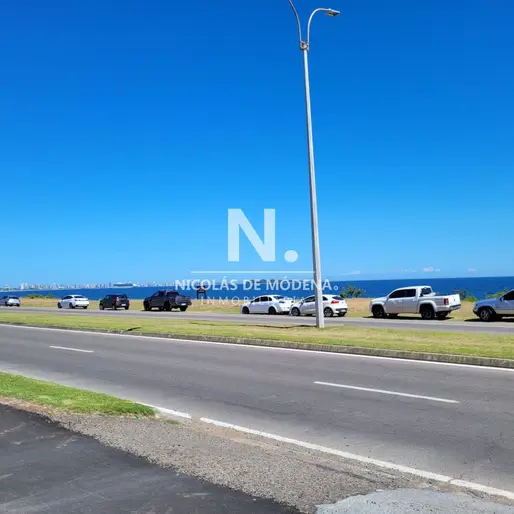 Vende apartamento de 3 Dormitorios en Pinares Punta del Este.