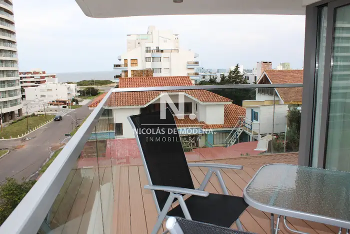 Alquila y vende apartamento de 2 dormitorios con vista al mar, en Brava Punta del Este.