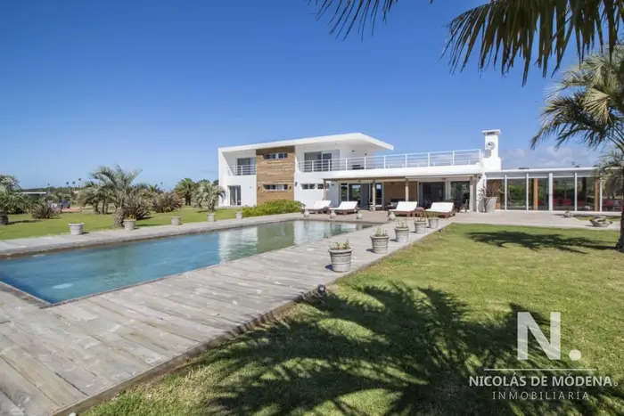 Espectacular chacra con casa estilo minimalista finamente decorada. Arenas de José Ignacio