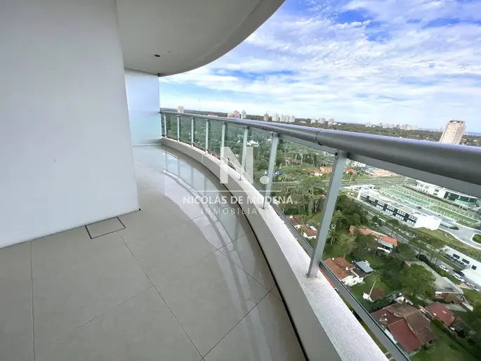 Vende apartamento de 2 dormitorios con hermosa vista. Mansa Punta del Este.