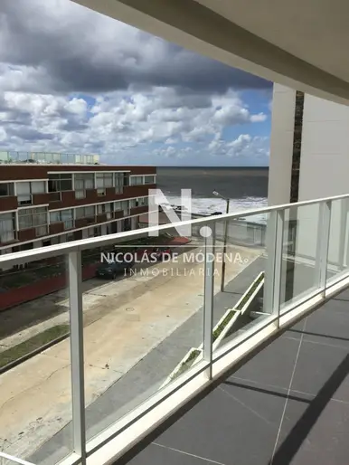Apartamento de 2 dormitorios en venta en Península a metros del mar