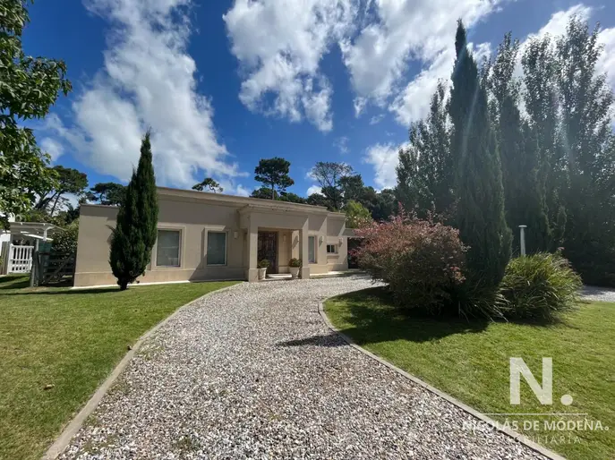 Casa en Venta de 4 dormitorios en Barrio Privado La Arbolada , Punta del este