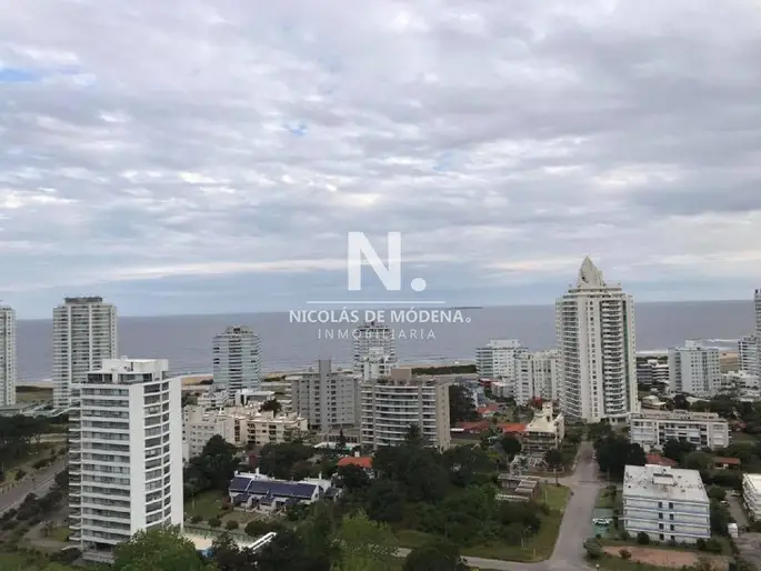 Vende apartamento de 2 dormitorios en Punta del Este con vista al mar