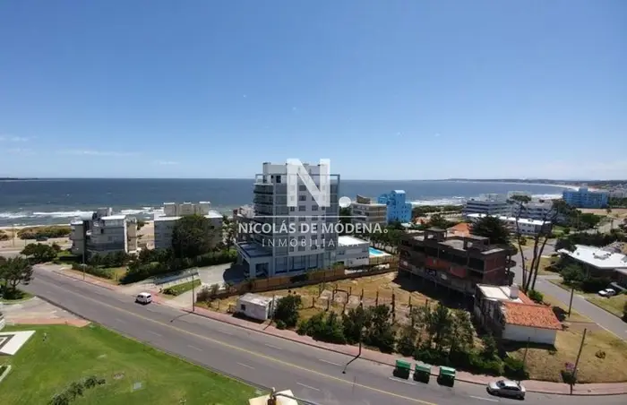 En venta apartamento de 3 dormitorios en Mansa, Frente al mar.