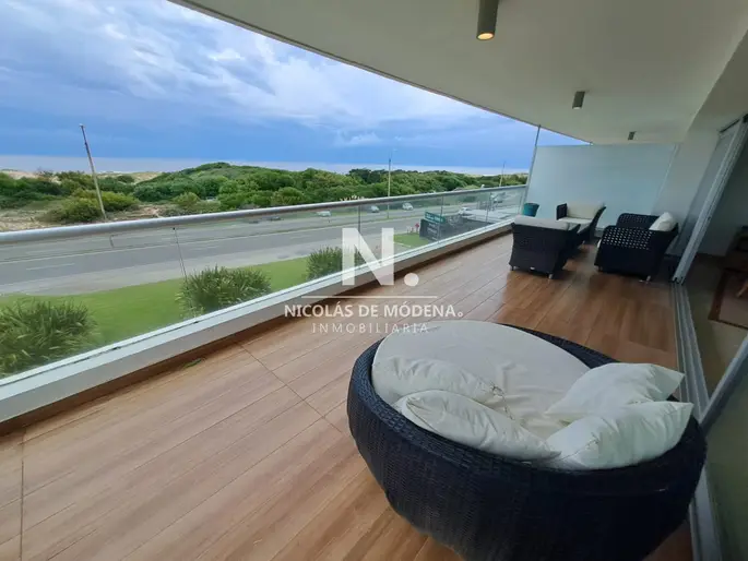 Apartamento en venta de 3 dormitorios y servcio en Punta del Este Primera Línea Brava