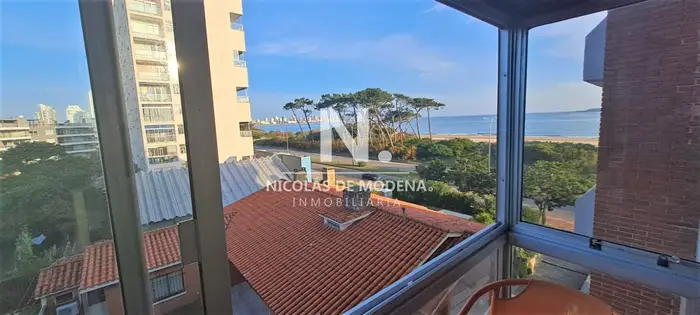Departamento de 2 dormitorios, edificio Frente al mar.