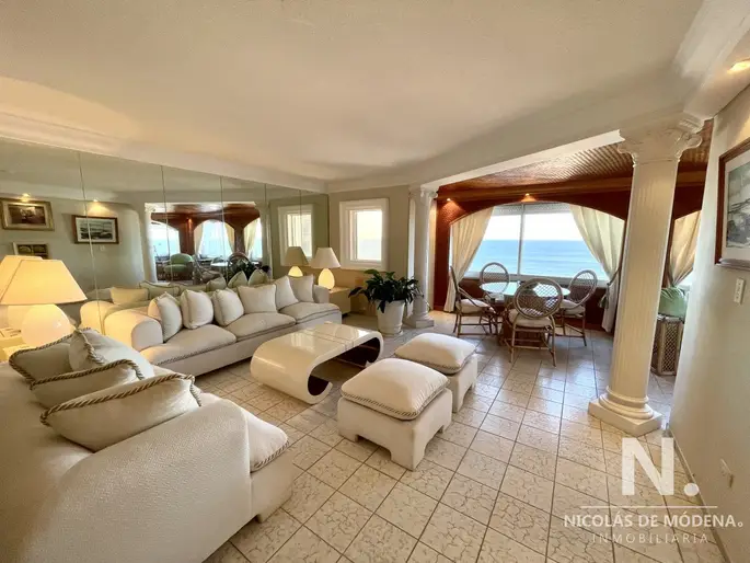 En venta departamento en Peninsula Punta del Este de 3 dormitorios.
