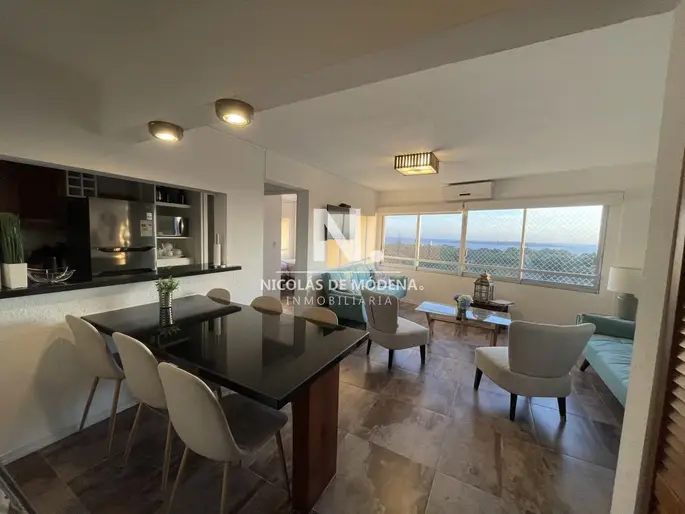 Vende apartamento en Punta del Este de 2 dormitorios.