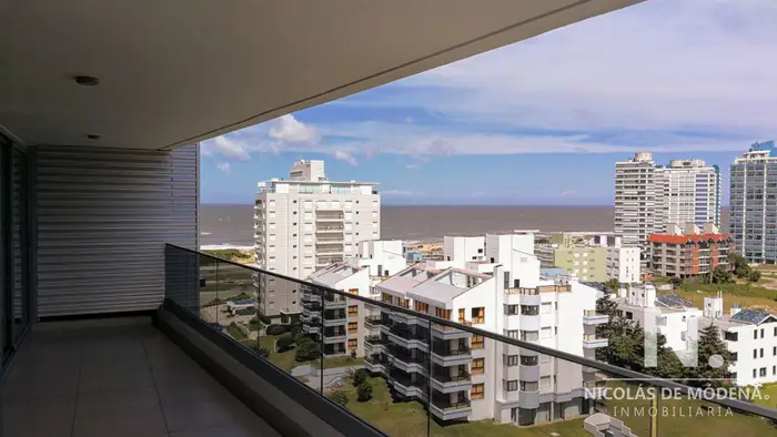 Vende espectacular apartamento en Brava de 3 dormitorios.
