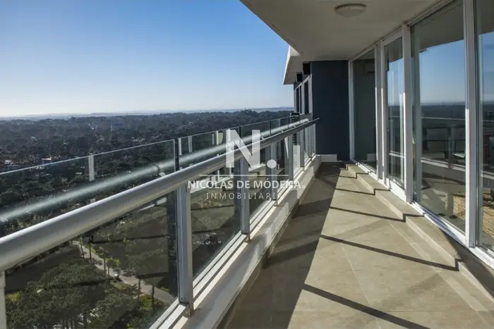 Apartamento en venta de 3 dormitorios y servicio, Torre One, punta del este