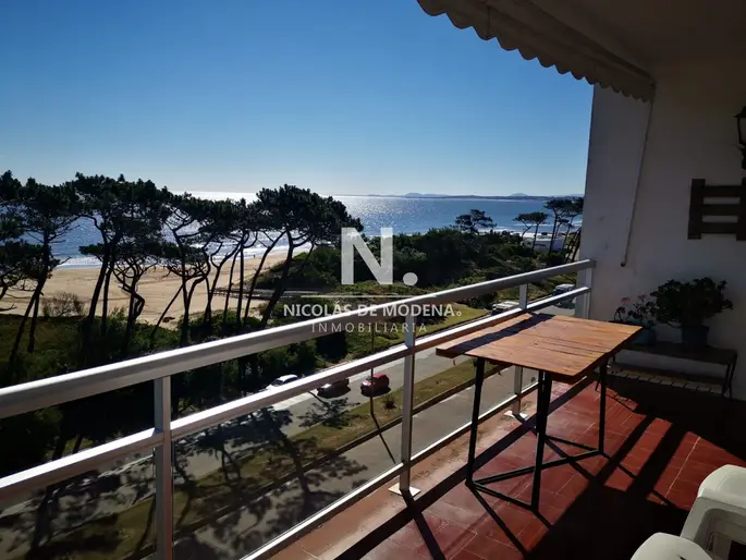 Vende impecable departamento con vista al mar, en Mansa de 1 dormitorio.