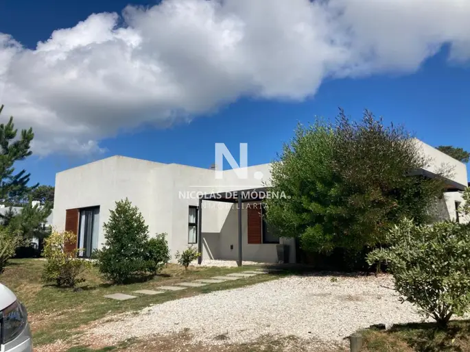 Vende impecable casa de 3 dormitorios en excelente ubicación La residence Punta del Este.
