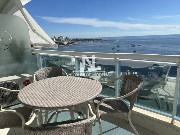 Apartamento ideal de 3 dormitorios en suite, con balcón espectacular con vista al mar, en Mansa- Punta del Este