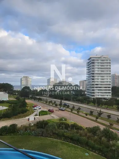 Departamento de 3 dormitorios + depndencia en venta en Torre One, Punta del Este.