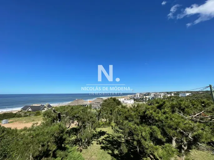 En venta casa frente al mar de 3 dormitorios, en El Chorro- Manantiales, con piscina.