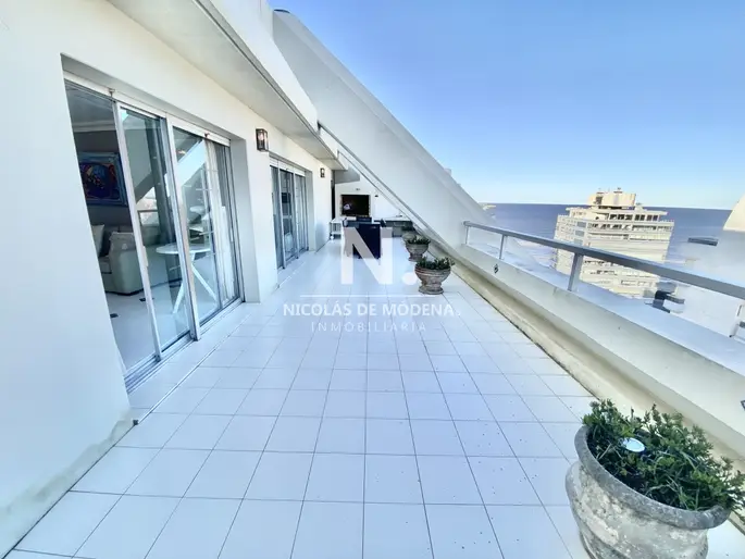 Vende apartamento de 3 dormitorios en Brava Punta del Este.