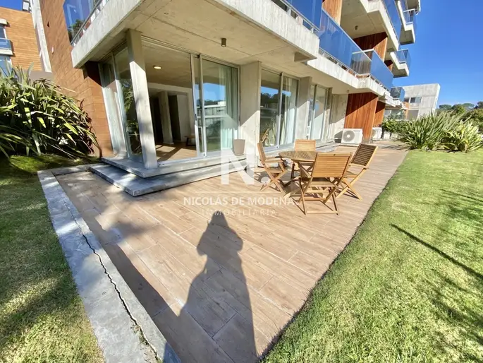 Vende impecable apartamento de 2 dormitorios en Mansa, con excelente iluminación