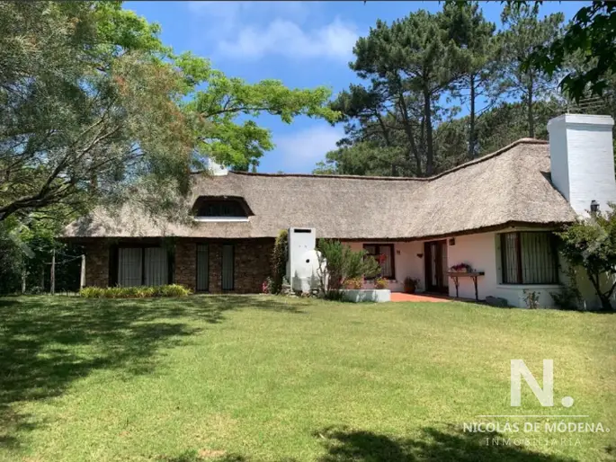 Vende impecable casa, de 3 dormitorios, con Parrillero en Cantegril- Punta del Este