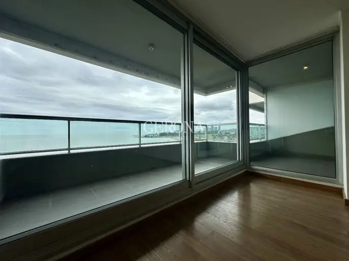 Alquiler apartamento de 3 dormitorios en Malvín frente al Mar, con garaje y amenities.