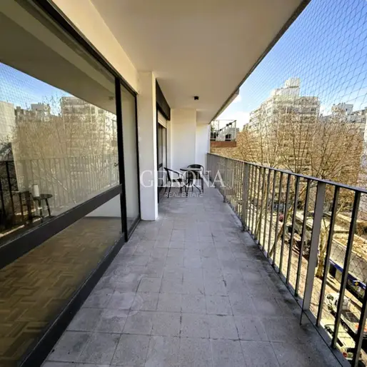 Venta Apartamento renovado, de tres dormitorios, garaje y terraza al frente en Pocitos.
