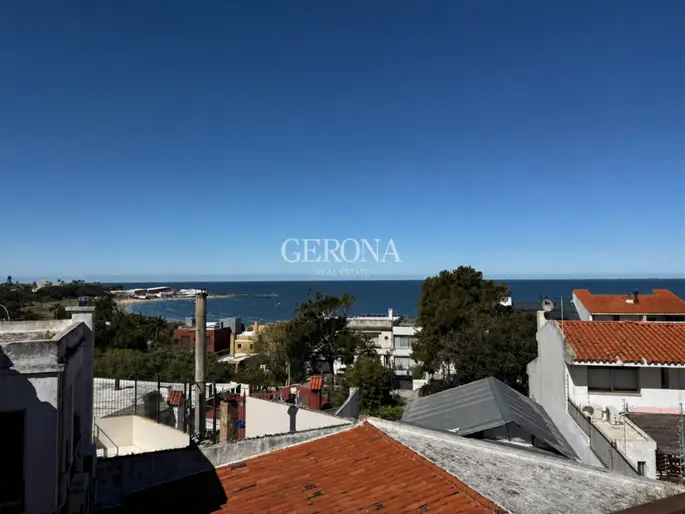 Venta casa de 3 dormitorios, jardín, barbacoa y garaje en Punta Gorda.