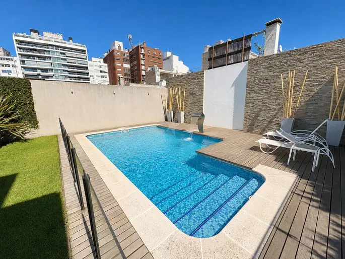 VENTA EXCELENTE CASA PUNTA CARRETAS, FONDO, BARBACOA, PISCINA.