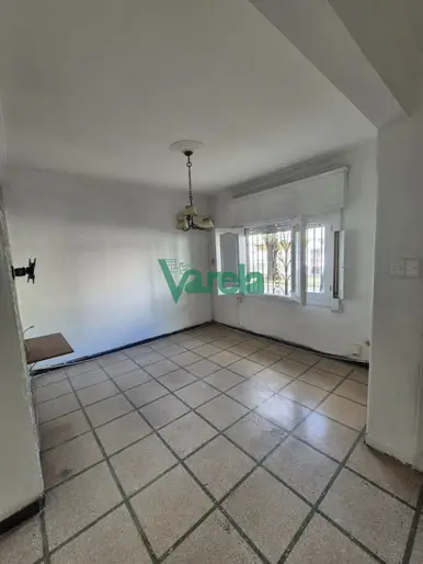 Alquiler casa Goes, 2 dormitorios, patio parrillero, casi Gral Flores