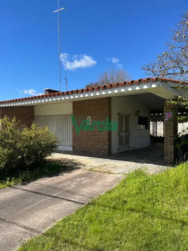 Venta de casa en el Centro de Salinas, 2 dormitorios, estufa leña