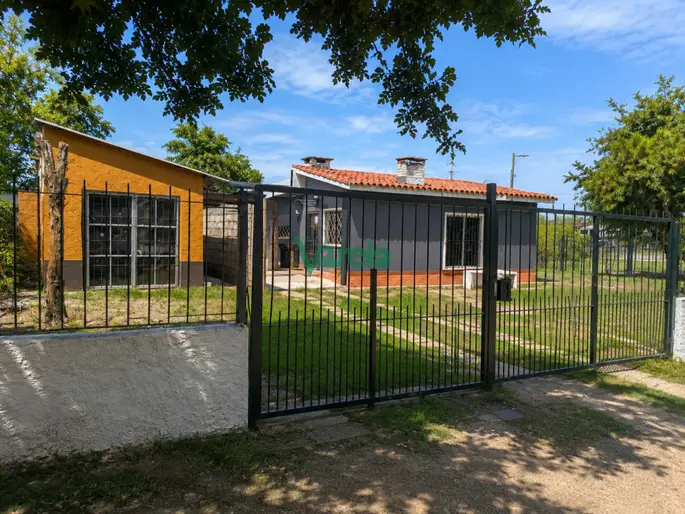 Casa con 3 dormitorios cochera y apartamento de 1 dormitorio
