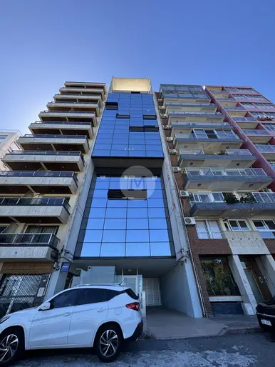 OPORTUNIDAD INVERSORES Venta y Alquiler de Oficinas en Parque Rodó con vista a la Rambla