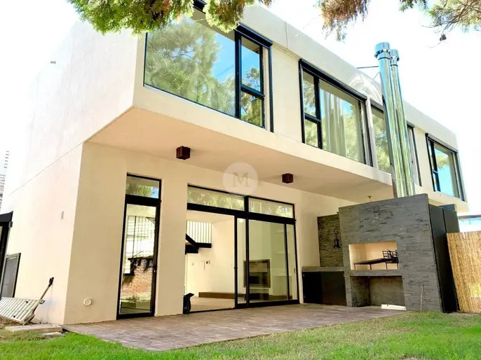 Casa en venta y alquiler de  3 dormitorios con seguridad en Carrasco Sur próxima a Rambla