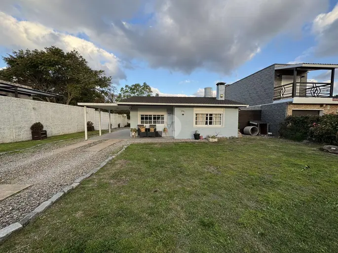Casa en venta con gran terreno en Lomas de Solymar