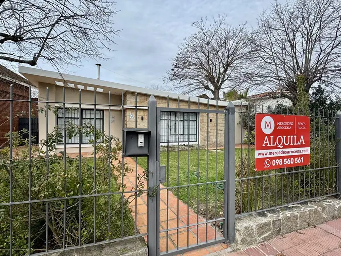 Casa en alquiler de 3 dormitorios y escritorio para vivienda u oficinas  en Carrasco Sur