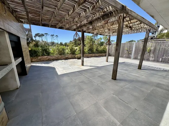Alquiler de apartamento planta baja con jardín y vista al lago en Parque Miramar Carrasco Av America
