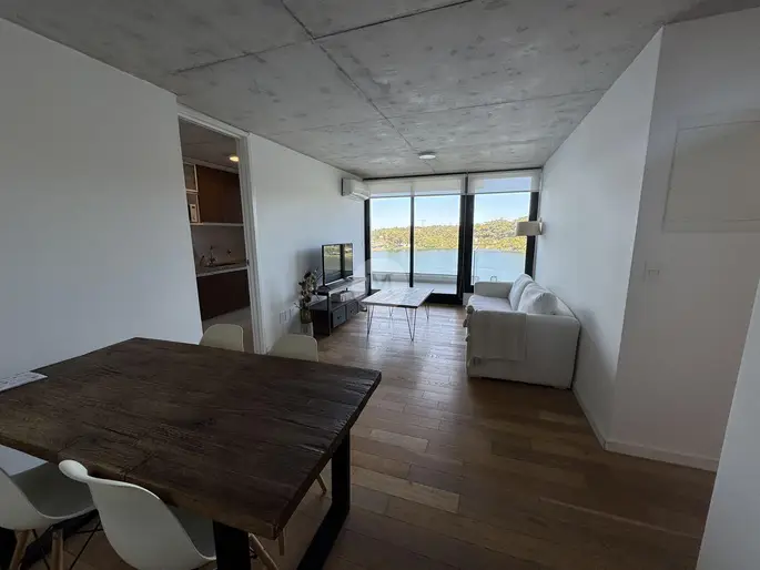 Apartamento en alquiler con muebles de 2 dormitorios y vista al lago en Lago Mayor Carrasco