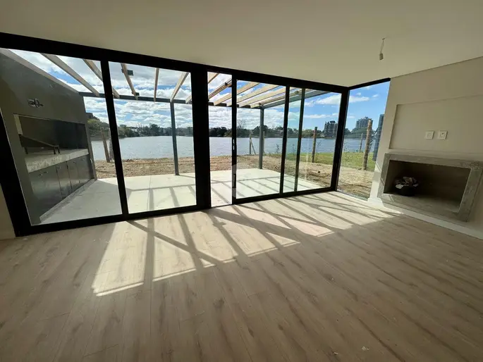 Alquiler casa 3 dormitorios con fondo al lago en Marinas de Carrasco Parque Miramar