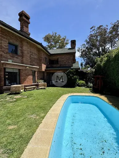 Casa en venta en Carrasco Sur de 3 dormitorios y servicio con barbacoa y piscina