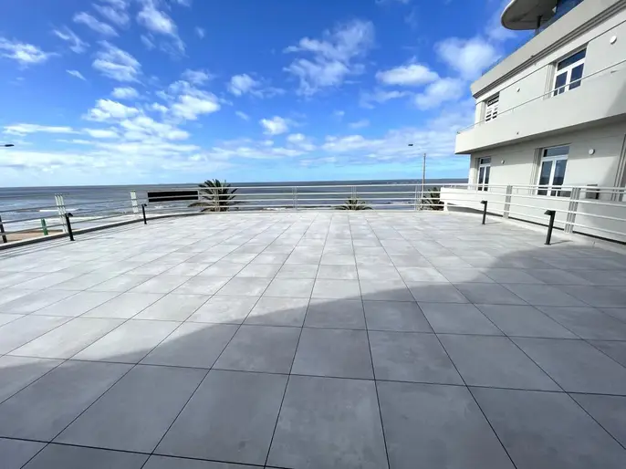 Venta apartamento 3 dormitorios con gran terraza en Carrasco