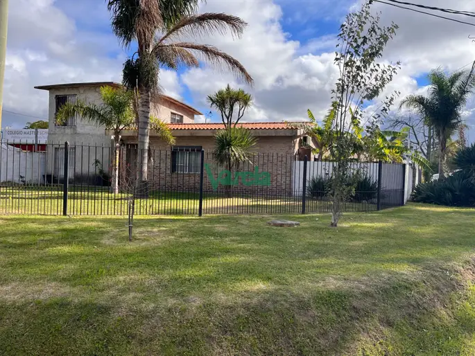 Casa en venta en Lagomar de 2 dormitorios, mas apto de 3 dorm
