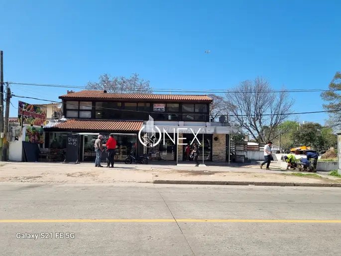 Se vende local comercial en Malvín norte, Montevideo.