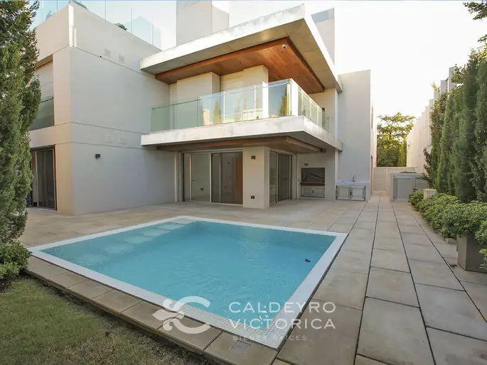 Venta Apartamento 4 dormitorios en Carrasco 4832