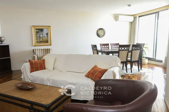 Apartamento en alquiler en Pocitos 621, en Edificio Torre Sábato, de 3 dormitorios, con terraza y vista despejada