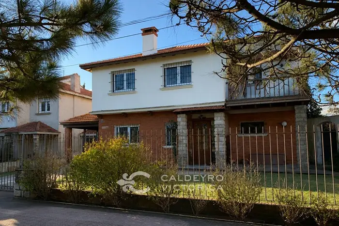 Alquiler de Casa en Carrasco 10393, 3 dormitorios + servicio.