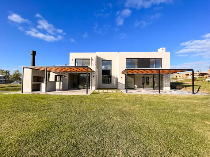 CASA EN VENTA CON RENTA EN ALTOS DE LA TAHONA