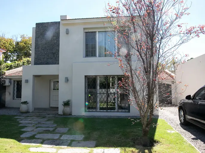 CASA EN VENTA CON RENTA EN CARRASCO