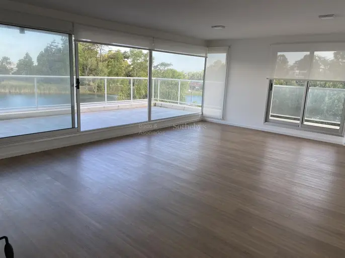 Excelente planta con vista al lago.
